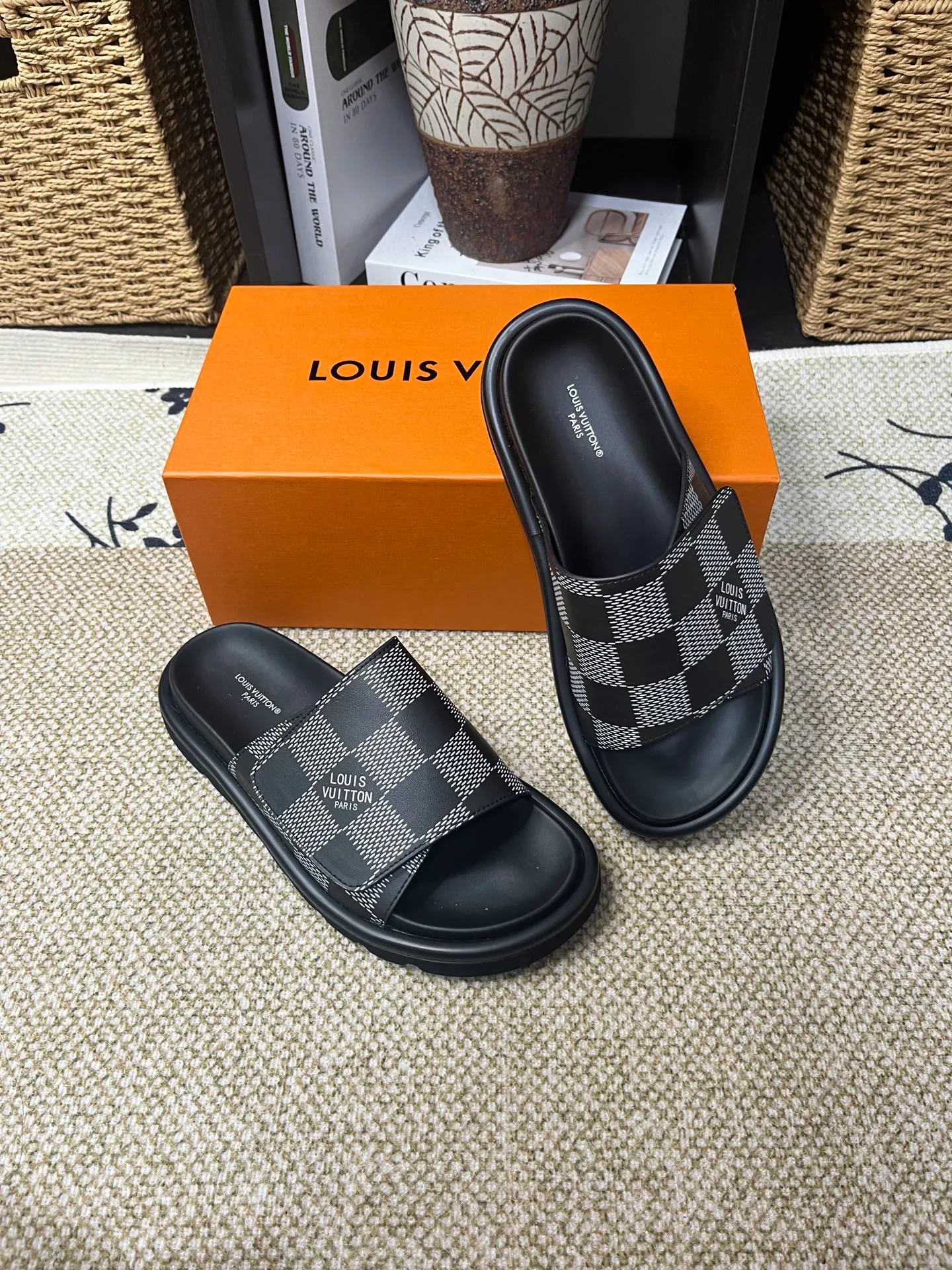 P340 [New Style] [LOUIS VUITTON] Louis Vuitton, LV printing, men's and women's slippers are now on the market, packed in drawer boxes with cloth bags and cards, the upper pattern looks very soft and waxy, and is a super versatile leg slimming tool. Fabric: imported denim/canvas/old fabric, LV hardware LOGO, official website pattern printing, comfortable to wear, feet: high-elastic PU water table. Sole: foam sole, heel height: about 5cm. Code number: 35-46, 35, 45, 46 are custom-made and non-returnable. Color: multiple colors and styles available.